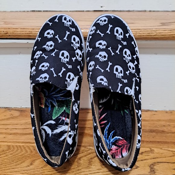 Womens size 37 slip on Skull sneakers - Picture 2 of 4
